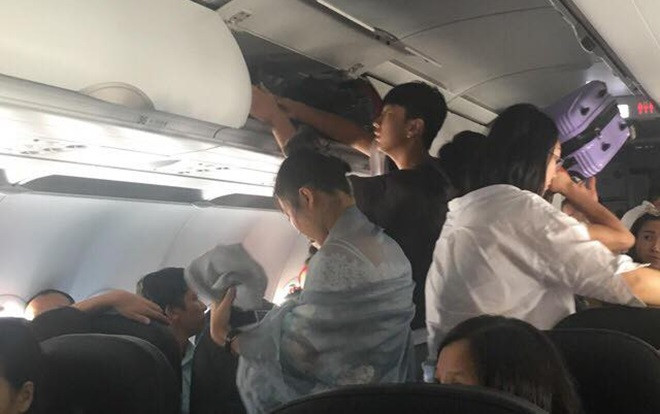 2 nam hành khách gây rối lao vào cố đấm vào mặt tiếp viên trên chuyến bay từ Sài Gòn đi Vinh Ảnh 2