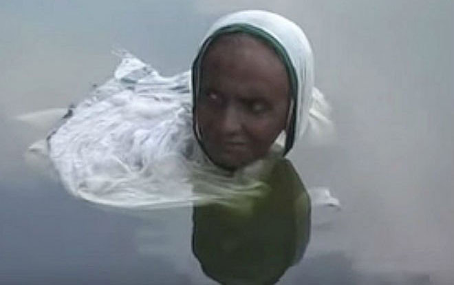 Mắc bệnh lạ, 'nàng tiên cá Ấn Độ' ngâm người cả ngày trong hồ hơn 20 năm Ảnh 2