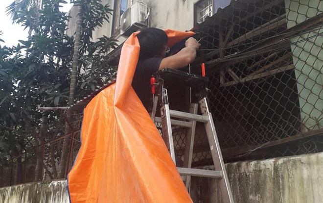 Sếp 'nhà người ta' tự tay bắc thang làm mái che vì sợ hỏng xe nhân viên gây xúc động Ảnh 2