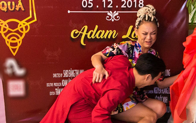 Clip: Mải tạo dáng, Mai Ngô có cú ngã để đời, đổ cả backdrop trong họp báo Adam Lâm Ảnh 2