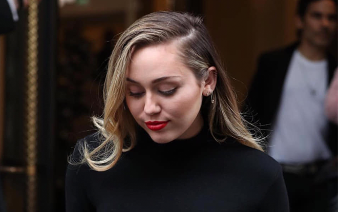 Nhìn Miley Cyrus sải bước thần thái trên đường phố London thế này có ai nghĩ cô nàng vừa bị 'mất nhà'? Ảnh 2