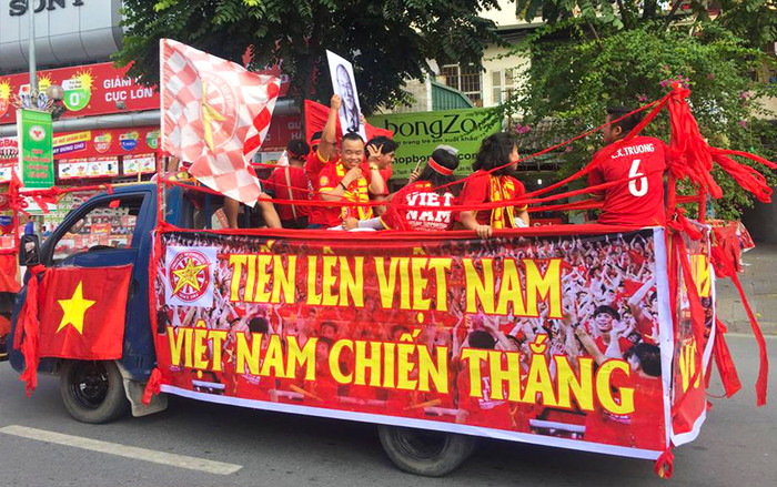 Người hâm mộ Việt Nam 'nhuộm đỏ' nhiều xe ô tô, xe tải độc lạ trước trận bán kết Ảnh 2