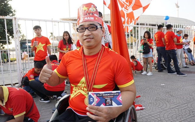 Cổ động viên khuyết tật đi xe lăn vượt quãng đường hơn 40km: 'Tôi tin tưởng đội tuyển Việt Nam sẽ giành chiến thắng' Ảnh 2