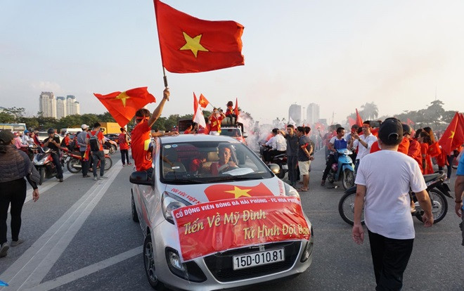 CĐV Hải Phòng khiến nghìn người 'lác mắt' khi lái toàn siêu xe về Mỹ Đình xem trận bán kết Việt Nam gặp Philippines Ảnh 2