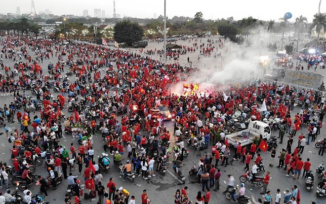 Quá đông người đổ về xem trận bán kết Việt Nam gặp Philippines, quán cafe quanh Mỹ Đình 'thất thủ' phải từ chối khách Ảnh 2