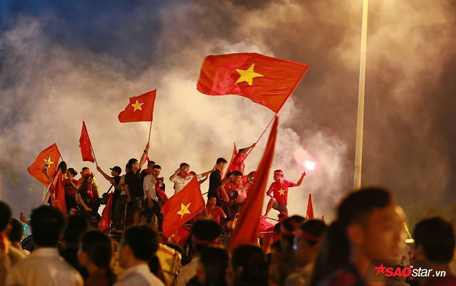 Màu cờ sắc áo đỏ rực SVĐ Mỹ Đình, hàng ngàn người hâm mộ đang tiếp sức cho các cầu thủ Việt Nam Ảnh 2