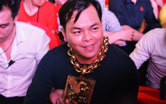 Đại gia đeo 13 ký vàng trị giá 13 tỷ ra Phố đi bộ, ngồi đất cổ vũ cho đội tuyển Việt Nam trước Philippines Ảnh 2
