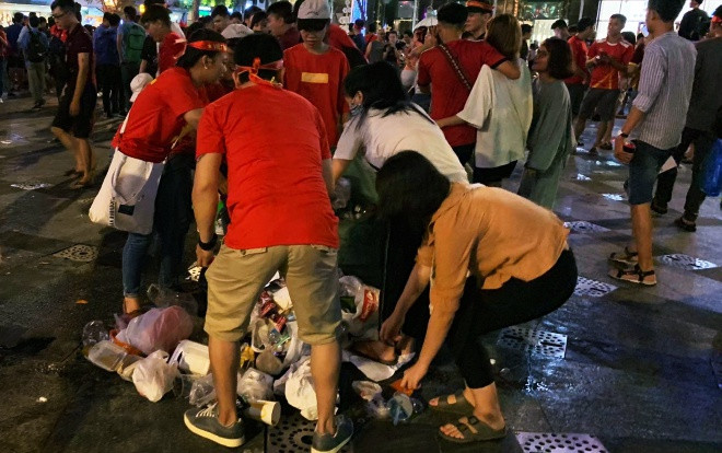 Hành động đẹp nhất đêm nay: Bạn trẻ Sài Gòn nán lại dọn rác Phố đi bộ sau khi đội tuyển Việt Nam vỡ oà chiến thắng Ảnh 2