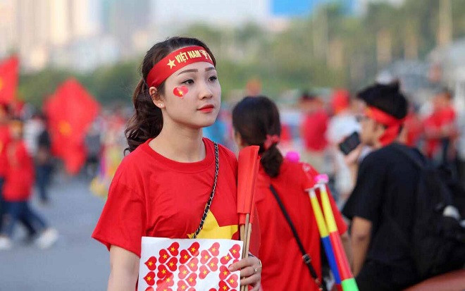Dàn mỹ nhân 'đốt cháy' khán đài Mỹ Đình, mừng Việt Nam vào chung kết Ảnh 2