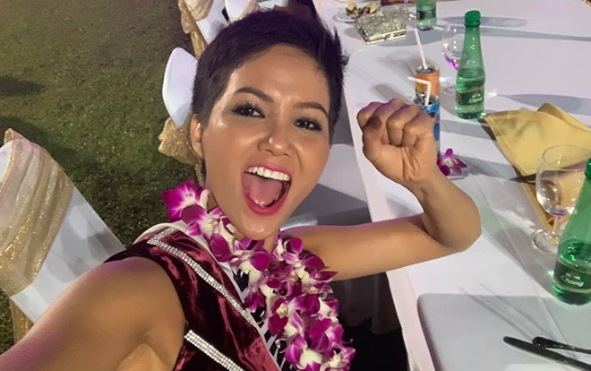 H’Hen Niê dạy chị ‘củ sâm’ nói tiếng Việt: ‘Công Phượng, Quang Hải, Park Hang Seo tuyệt vời’ Ảnh 2