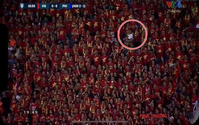 Vừa xem bóng đá vừa chăm con ngay trên khán đài SVĐ Mỹ Đình, ông bố trẻ khiến dân tình 'lác mắt' Ảnh 2