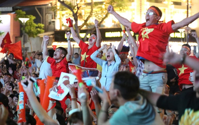 Muôn kiểu bày tỏ cảm xúc đầy hứng khởi của cổ động viên: Người nhảy lên tung bay cả áo, kẻ mếu máo che mặt vì quá vui mừng Ảnh 2