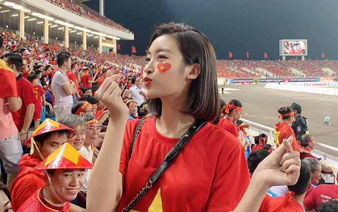 Hoa hậu Đỗ Mỹ Linh xinh đẹp rạng rỡ, 'quẩy tới bến' khi Việt Nam vào chung kết AFF Cup Ảnh 2