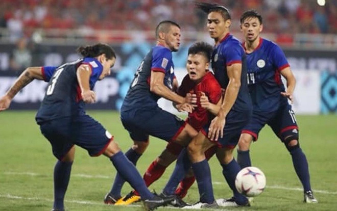 Người thân nói gì khi nhìn Quang Hải bị tới 4 cầu thủ Philippines 'chặt chém' đến Messi cũng phải ngao ngán? Ảnh 2