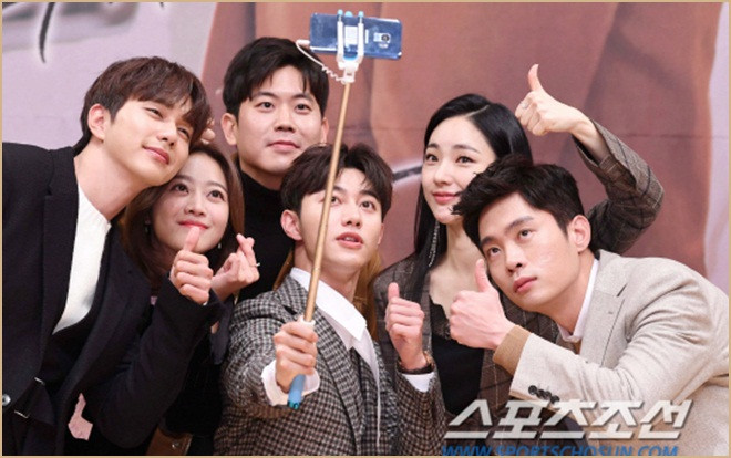 Họp báo 'My Strange Hero': Jo Bo Ah xinh ngất bên 'mỹ nam' Yoo Seung Ho và Kwak Dong Yeon Ảnh 2