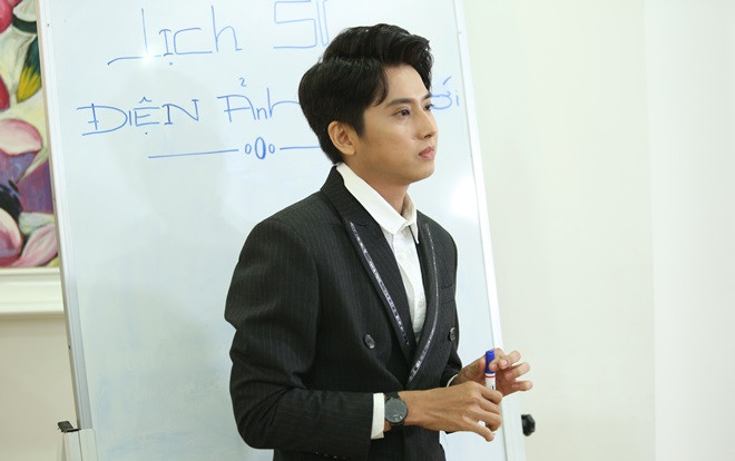 Nghe diễn viên Ngô Kinh Lâm kể chuyện rèn sức khỏe từng ngày để đóng tốt vai thầy giáo trong sitcom 'Hoán đổi thanh xuân' Ảnh 2