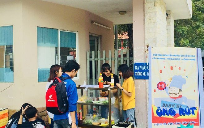 Chia sẻ với người nghèo, sinh viên Đà Nẵng bán bánh mỳ 10k để nuôi quán cơm giá 2.000 đồng Ảnh 2