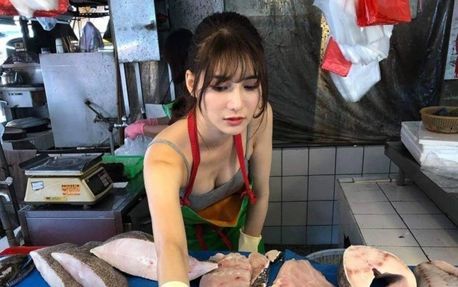 Phụ mẹ bán cá ngoài chợ, cô gái khiến dân tình chao đảo vì quá xinh đẹp Ảnh 2