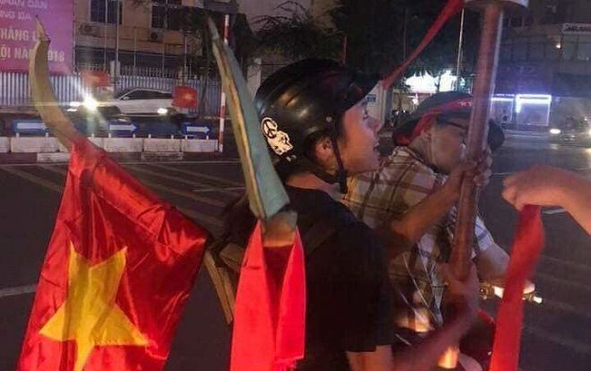 Hài hước với những hình ảnh muôn kiểu ăn mừng 'không đụng hàng' của các cổ động viên Việt Nam trong trận 'bão' vừa qua Ảnh 2