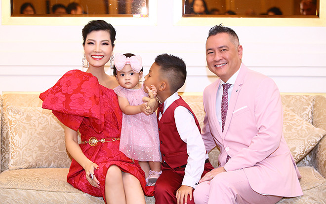 Bao năm giấu kín, siêu mẫu Vũ Cẩm Nhung bỗng khoe trọn vẹn chồng giỏi con xinh Ảnh 2