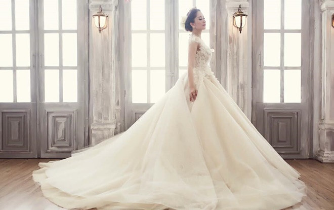 Đăng ảnh Khánh Thi mặc váy cưới, Phan Hiển nịnh vợ ngọt như mật Ảnh 2