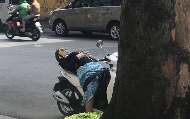 Nữ ninja nằm lên SH với tướng nằm khó hiểu khiến dân mạng sửng sốt Ảnh 2