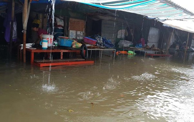 Mưa to liên tục từ đêm đến sáng, hàng trăm ki ốt chợ Vinh chìm trong nước Ảnh 2