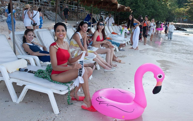 H’Hen Niê mang đôi dép tổ ong ‘huyền thoại’ khi tham gia Miss Universe 2018 Ảnh 2