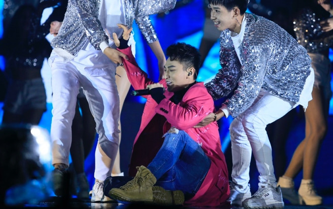 Clip: Sân khấu trơn trượt, fan xót xa vì Isaac có cú ngã quá đau nhưng vẫn mỉm cười và gắng hát tiếp Ảnh 2