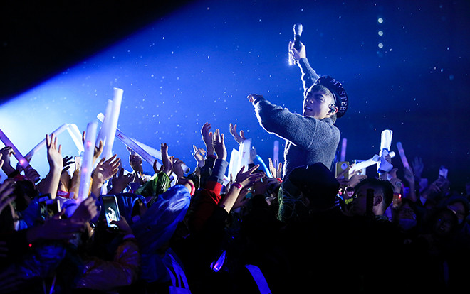 Soobin Hoàng Sơn 'hâm nóng' cả Hà Nội khi bất chấp vượt rào để 'cháy' hết mình cùng khán giả thủ đô Ảnh 2