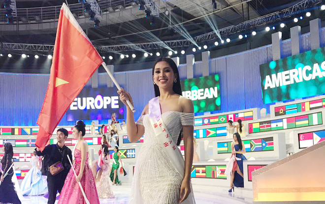 Ngắm Tiểu Vy mặc đầm pháo bông kiêu hãnh tại chung kết, fan mơ về một kì tích không xa Ảnh 2