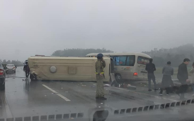 Xe khách gặp nạn lật chắn ngang cao tốc Nội Bài - Lào Cai, ít nhất 2 người nhập viện cấp cứu Ảnh 2