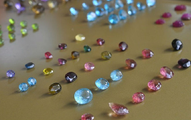 Tròn mắt ngắm những viên đá tiền tỷ tại phiên chợ tạm ở Yên Bái Ảnh 2