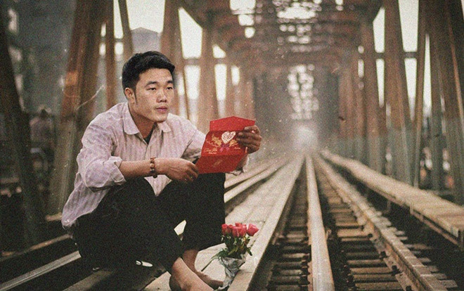 Loạt ảnh chế các tuyển thủ Việt Nam tranh thủ về quê bên vườn chuối, bờ ao tương tư như những 'chàng thơ' gây sốt Ảnh 2