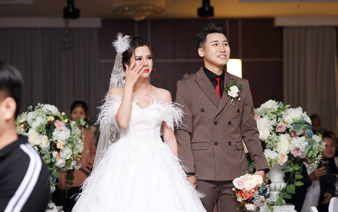 Vợ Huy Cung mặc áo cưới 200 triệu, bật khóc vì bị chồng tung clip 'nói xấu' trước quan viên hai họ Ảnh 2
