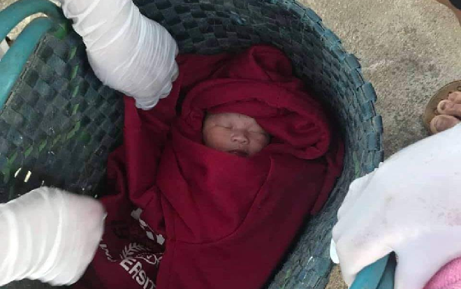 Bé trai còn dây rốn bị bỏ rơi trước cửa nhà ở Đồng Nai Ảnh 2