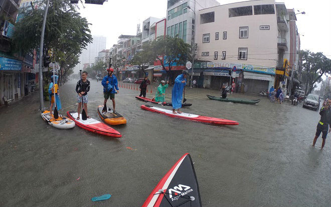 Tranh thủ mưa kéo dài nước ngập sâu, nhóm thanh niên Đà Nẵng kéo nhau ra giữa đường lướt ván đứng gây chú ý Ảnh 2