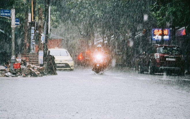 Nhiều tuyến đường dẫn vào các trường học bị cấm do mực nước dâng cao, học sinh sinh viên được nghỉ học trong ngày mai Ảnh 2