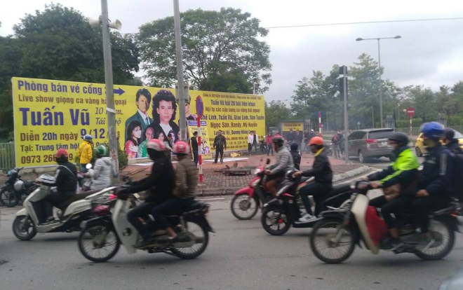 Nổ lớn bốt điện ngầm trên đường Phạm Hùng, nam thanh niên bị bỏng cháy đen phải nhập viện cấp cứu Ảnh 2