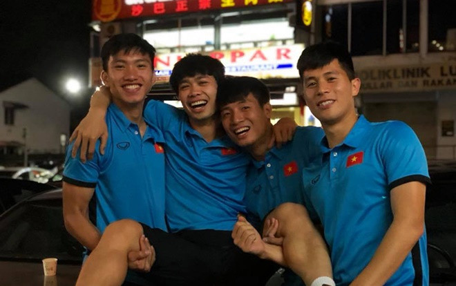 Nhiều fan nữ đỏ mặt khi phát hiện Bùi Tiến Dũng ‘sờ’ Công Phượng Ảnh 2