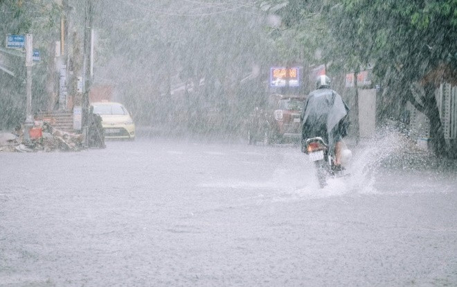 Đà Nẵng hứng chịu hậu quả kinh hoàng của mưa lớn: Sinh viên bỏ túi ngay bí kíp sống sót qua ngày nước ngập nửa phòng trọ Ảnh 2
