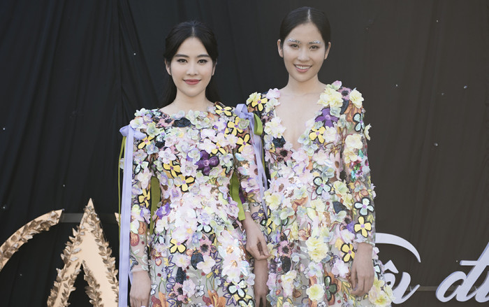 Chị em Nam Anh - Nam Em diện đồ đính đầy hoa, 'song kiếm hợp bích' phá đảo thảm đỏ Ảnh 2