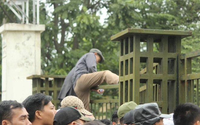 Người hâm mộ chui rào, leo tường vào VFF đòi mua vé trận chung kết Việt Nam gặp Malaysia Ảnh 2