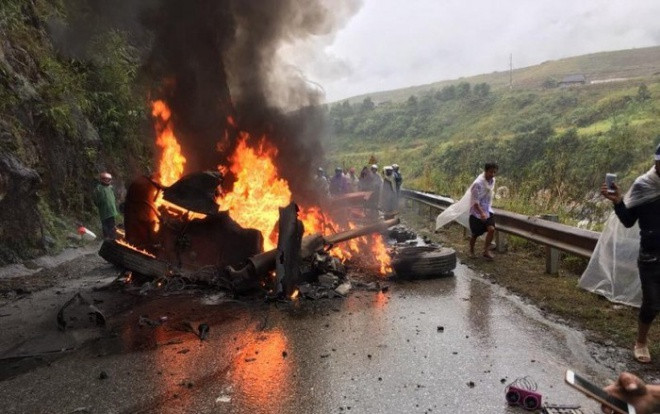 Container mất lái đâm vào taluy bốc cháy dữ dội, quốc lộ 4D ùn tắc kéo dài Ảnh 2