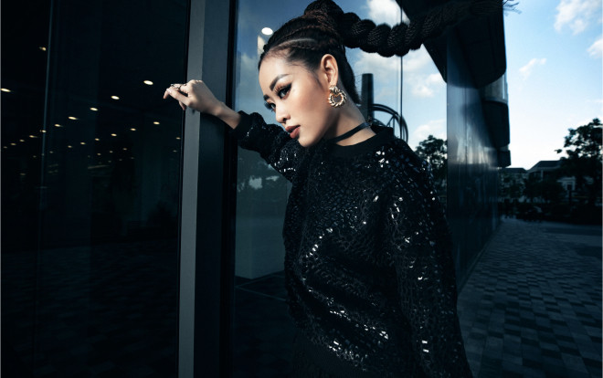Giải Bạc Siêu mẫu Khánh Vân diện cây đen lạnh lùng tỏa sáng giữa phố Ảnh 2