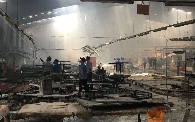 Cháy lớn tại công ty gỗ ở Bình Dương, hàng trăm công nhân bỏ chạy thoát thân Ảnh 2