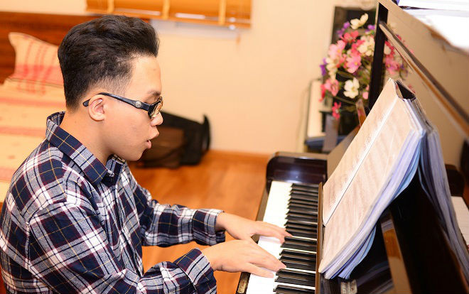 Sôi sục nhạc khúc cổ vũ những 'anh hùng sân cỏ' của chàng trai 9X với đôi mắt cận 20 đi-ốp Ảnh 2