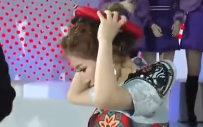 MAMA 2018: Lên nhận giải, Orange trượt chân té ngã trước dàn nghệ sĩ và chục ngàn fan Kpop Ảnh 2