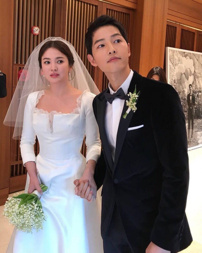Hoa cưới của Song Hye Kyo và hoa cài trên áo Song Joong Ki.
