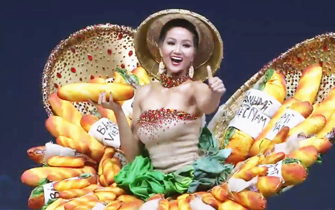 Ơn giời, clip 'Full HD' màn 'cạp bánh mì' của H'Hen Niê trên sân khấu Miss Universe đây rồi Ảnh 2